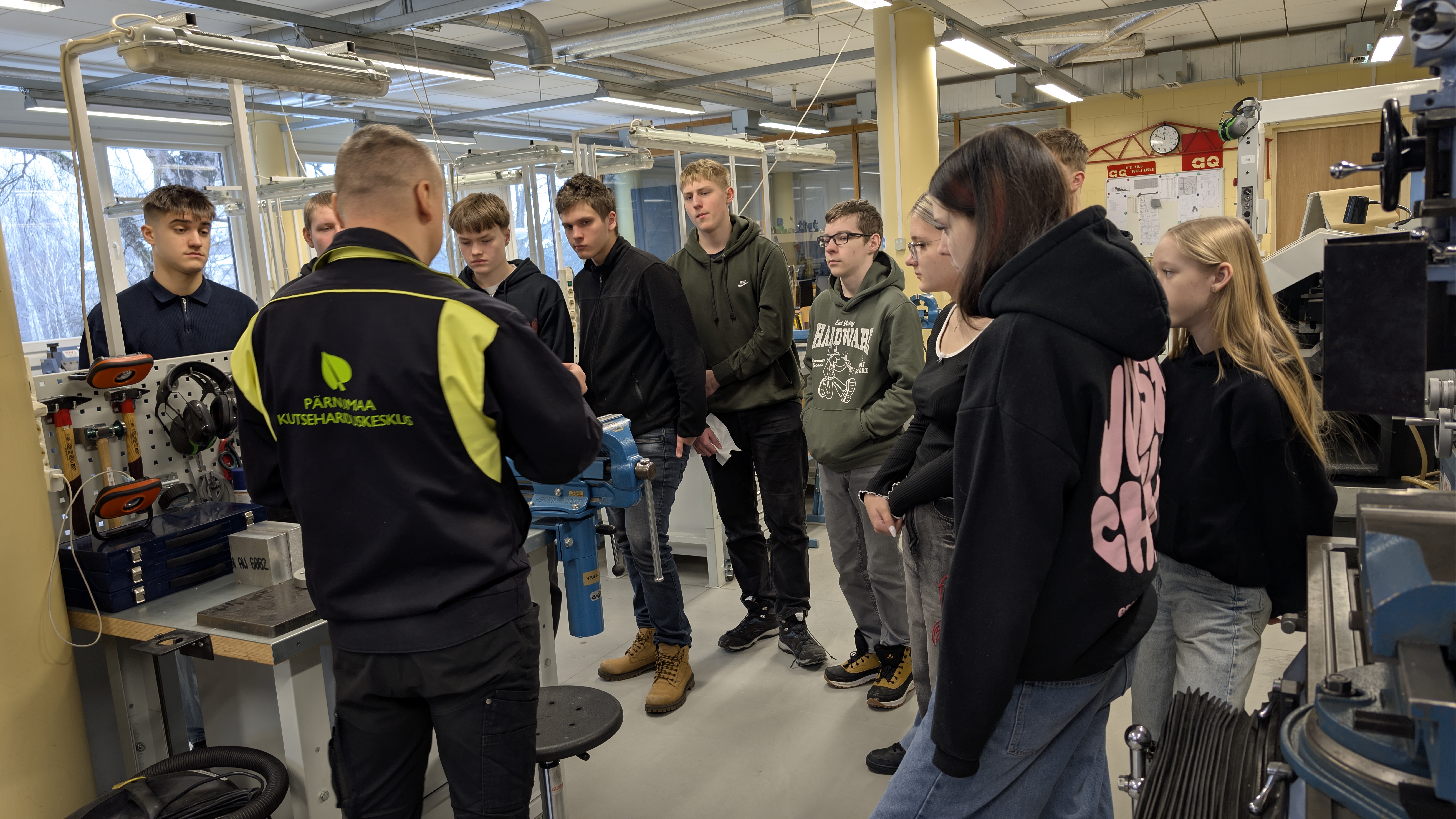 Üheksandikud külas